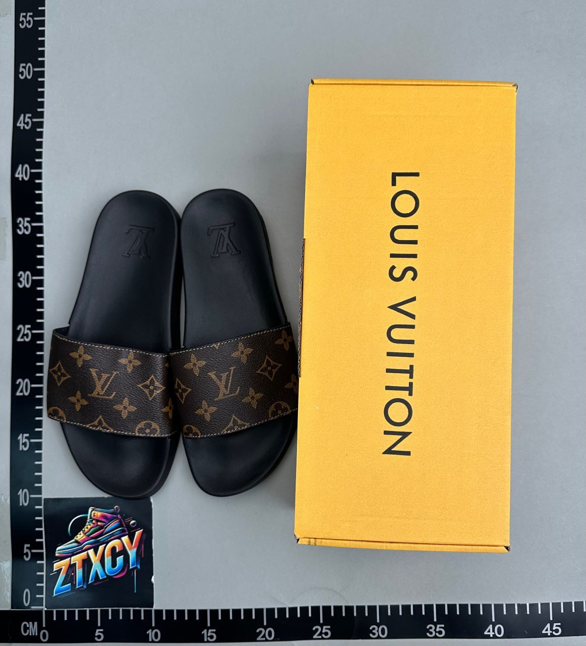  Louis Vuitton slippers