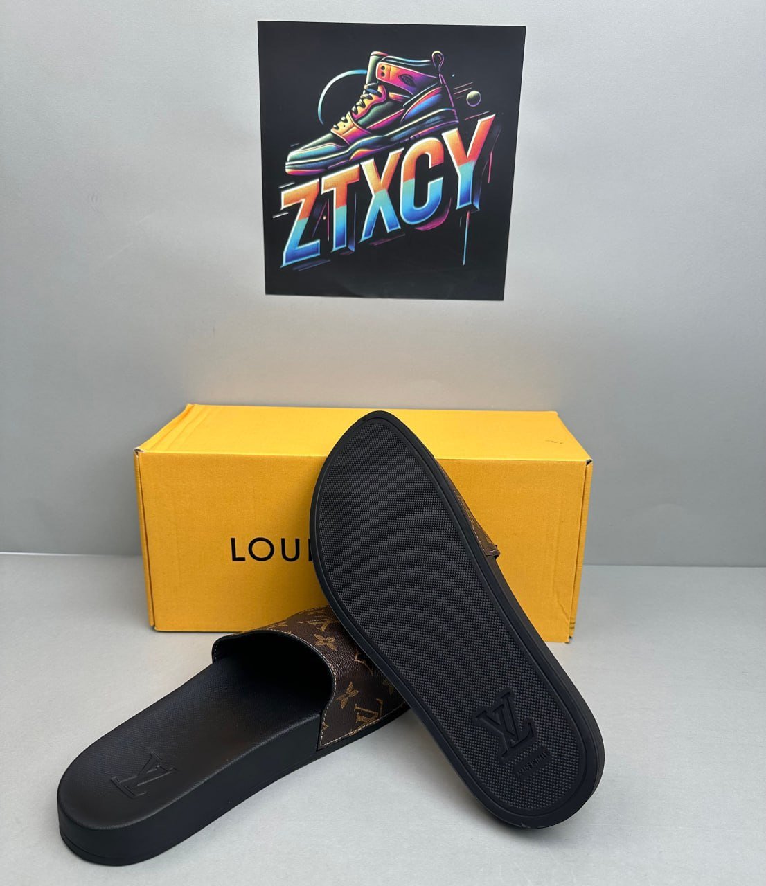  Louis Vuitton slippers