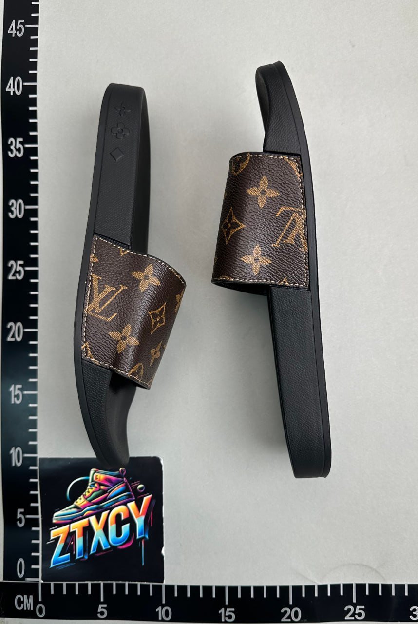  Louis Vuitton slippers