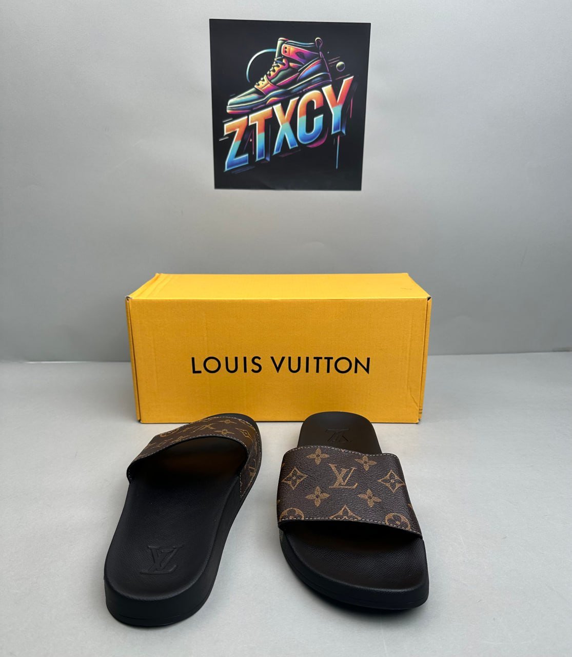  Louis Vuitton slippers