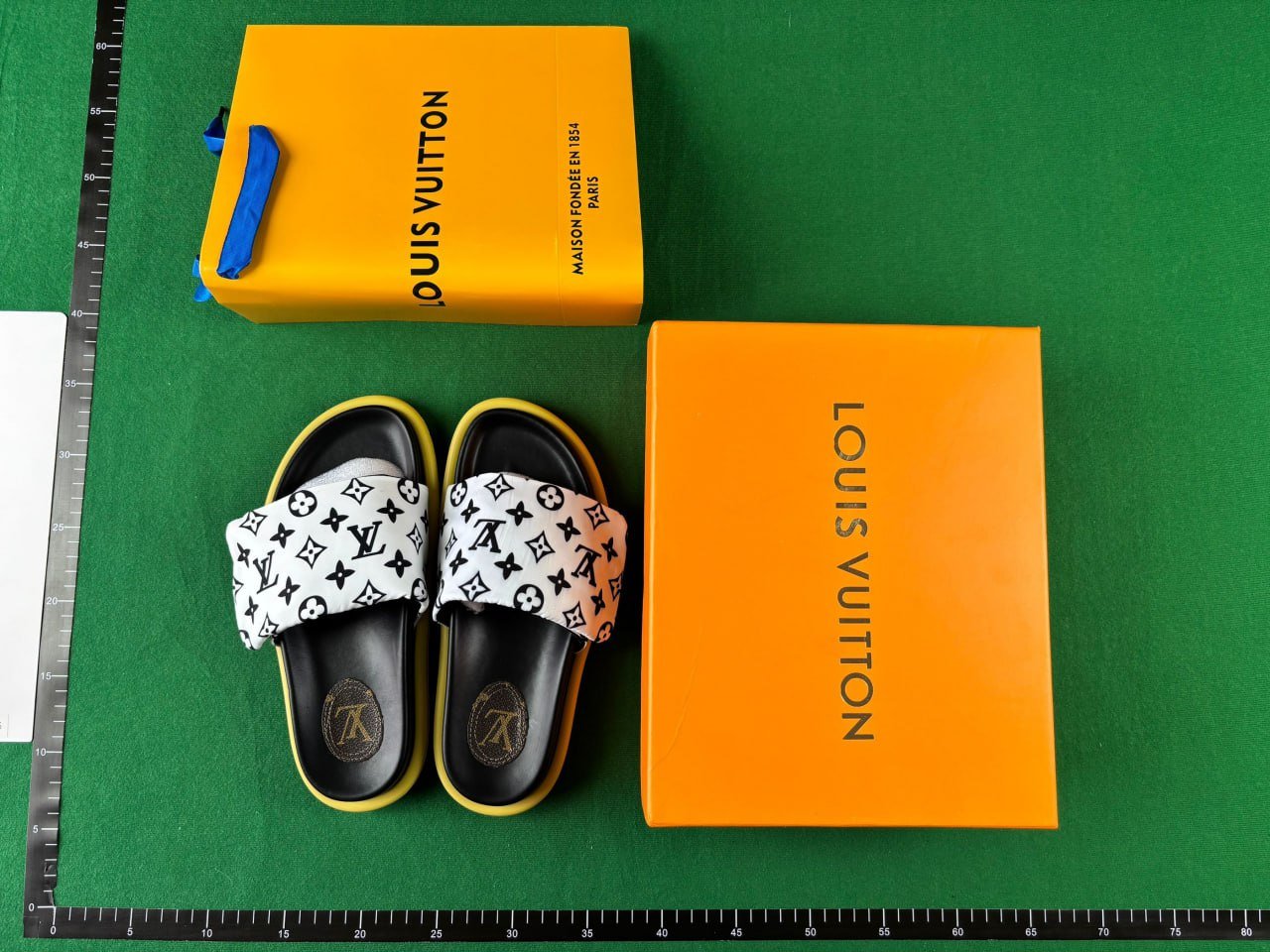  Louis Vuitton Slippers