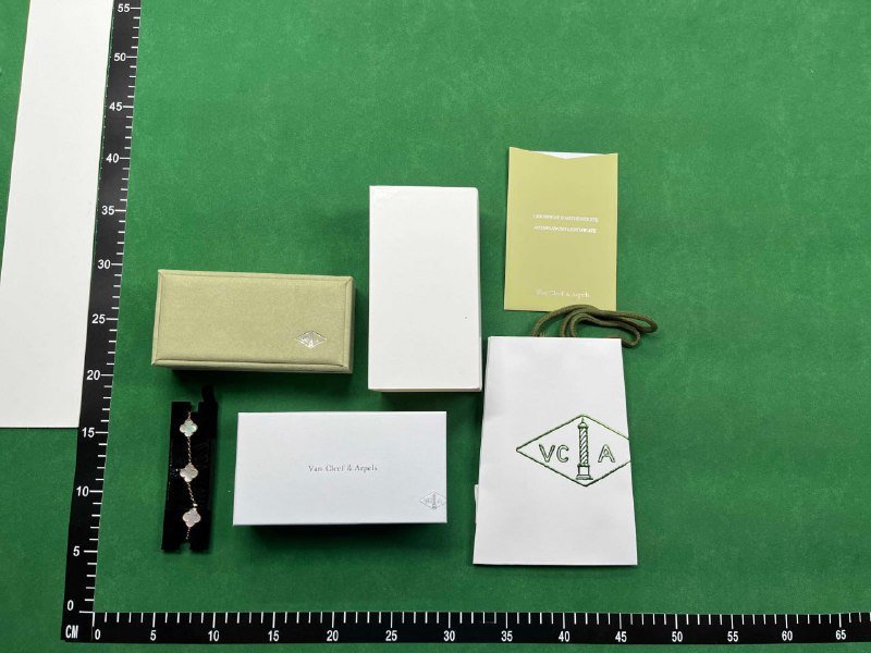 Van Cleef & Arpels bracelet (The perfect gift for your loved ones) 