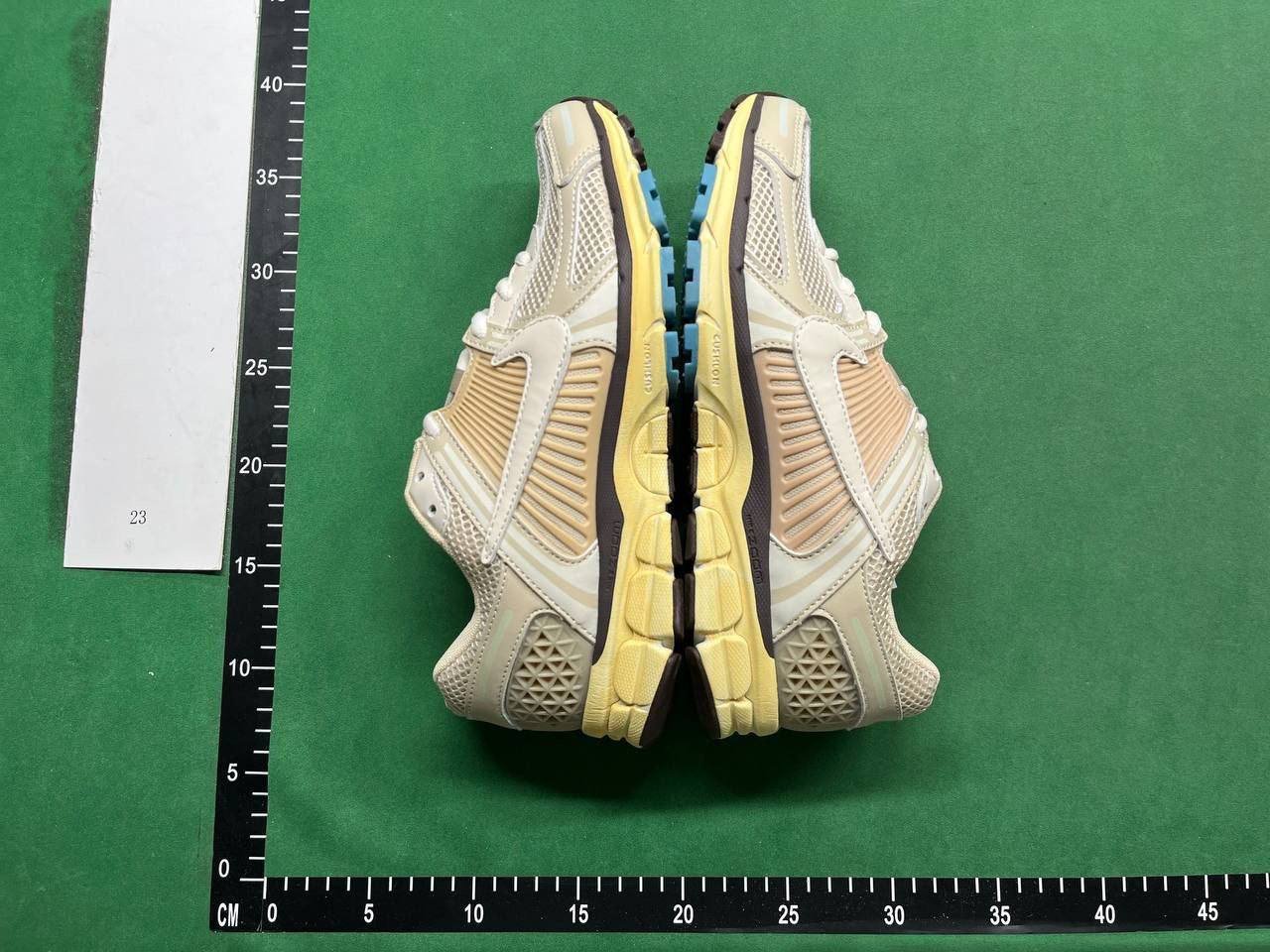 NIKE AIR  ZOOM VOMERO 5