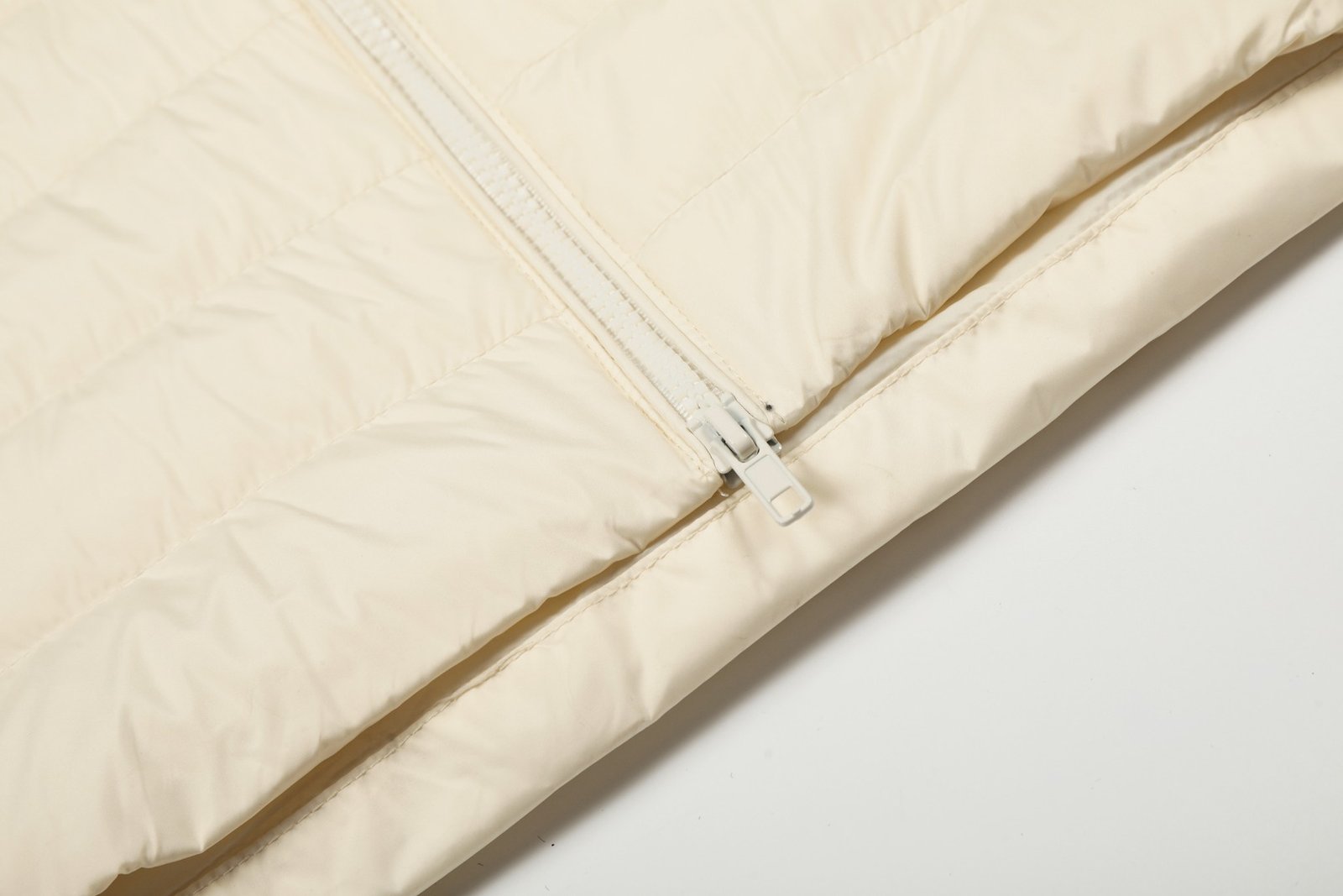 RL Ralph Lauren Women's Classic Lightweight Down Vest with Embroidered Warm Stand Collar, Casual and Versatile