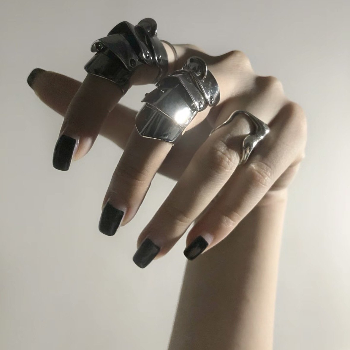 Vivienne Westwood Saturn Enameled Armor Ring, Vivian Punk Style 3D Planet High-End Four-Segment Couple Ring