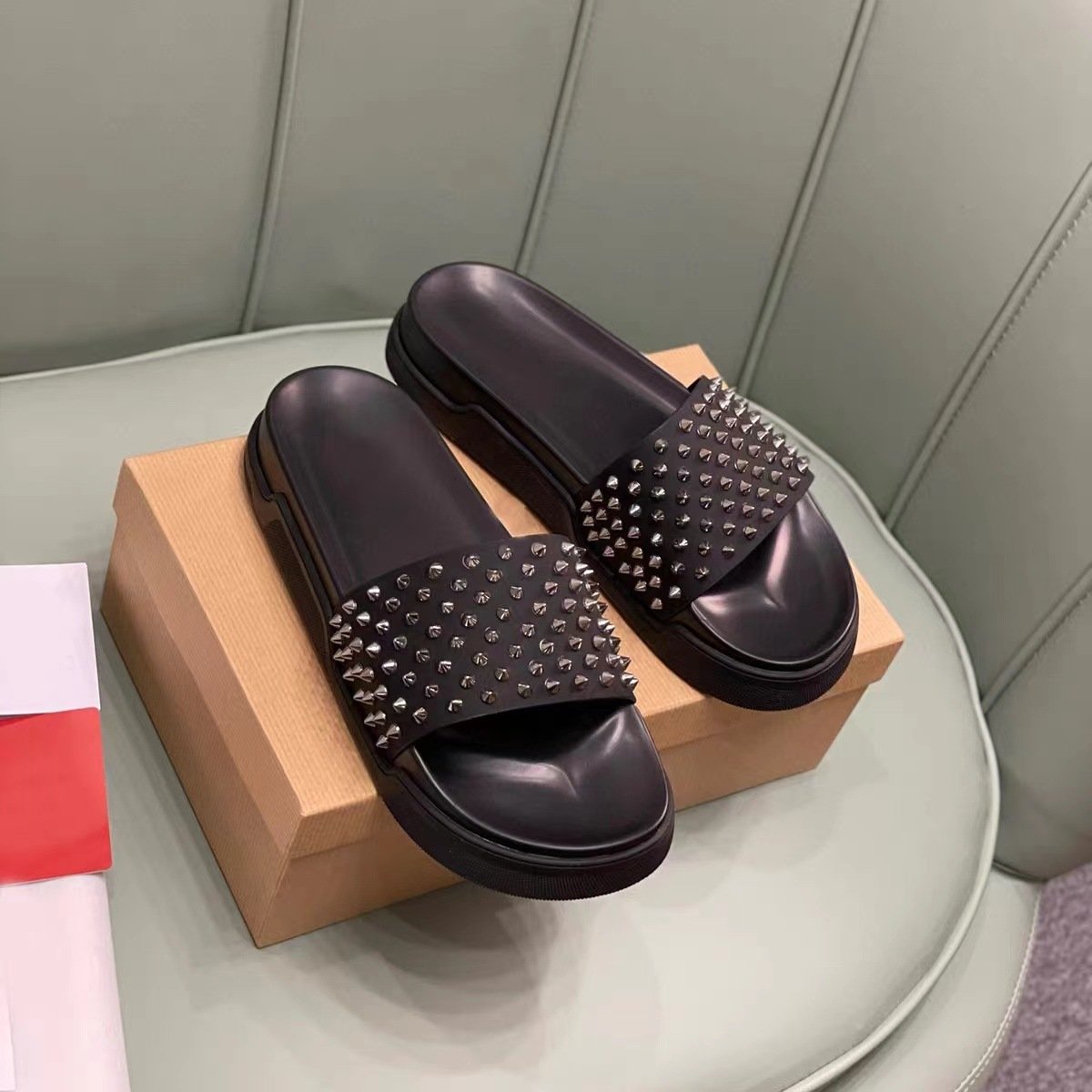 Studded slippers, unisex, non-slip, thick-soled, simple, flat, comfortable, lightweight.