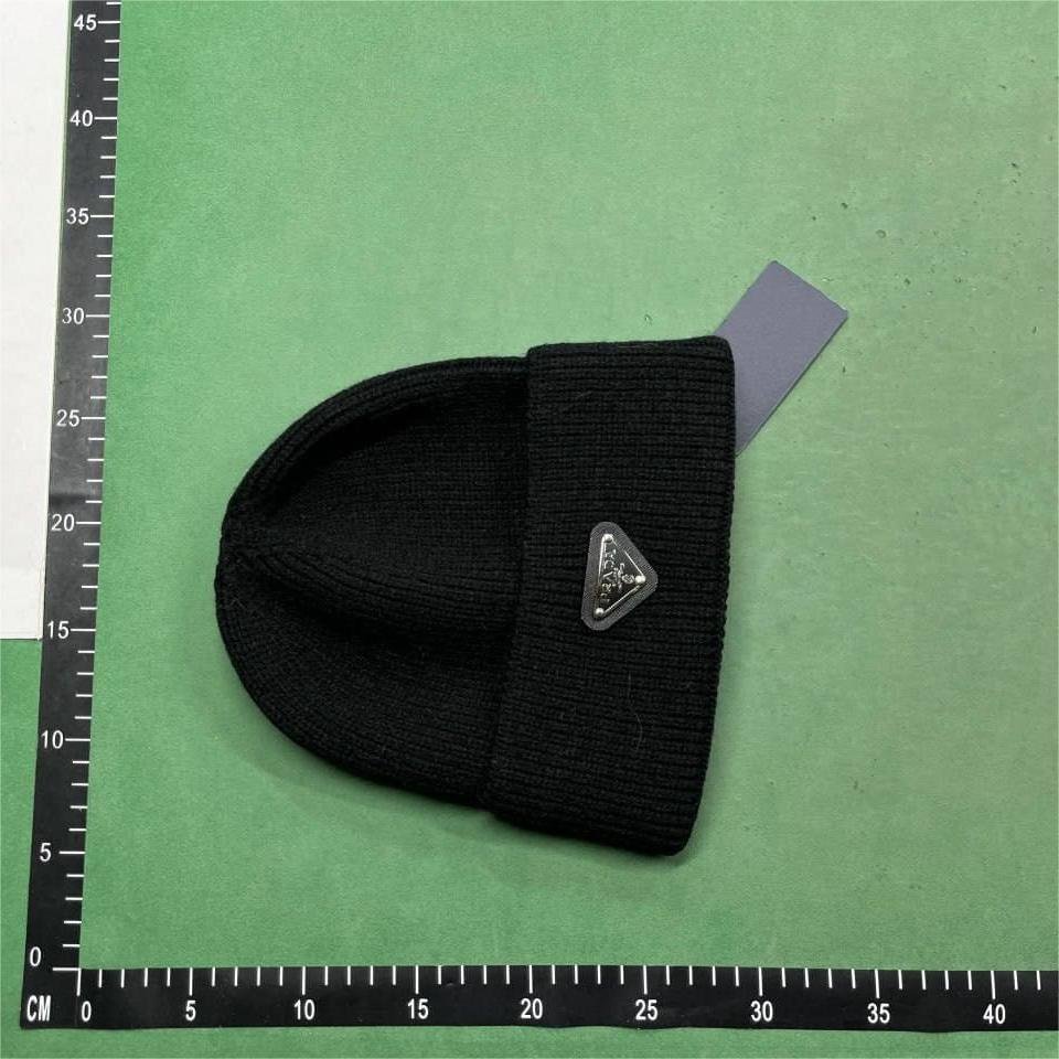 LV Beanieknitted hatLouis Vuitton Scarf Set