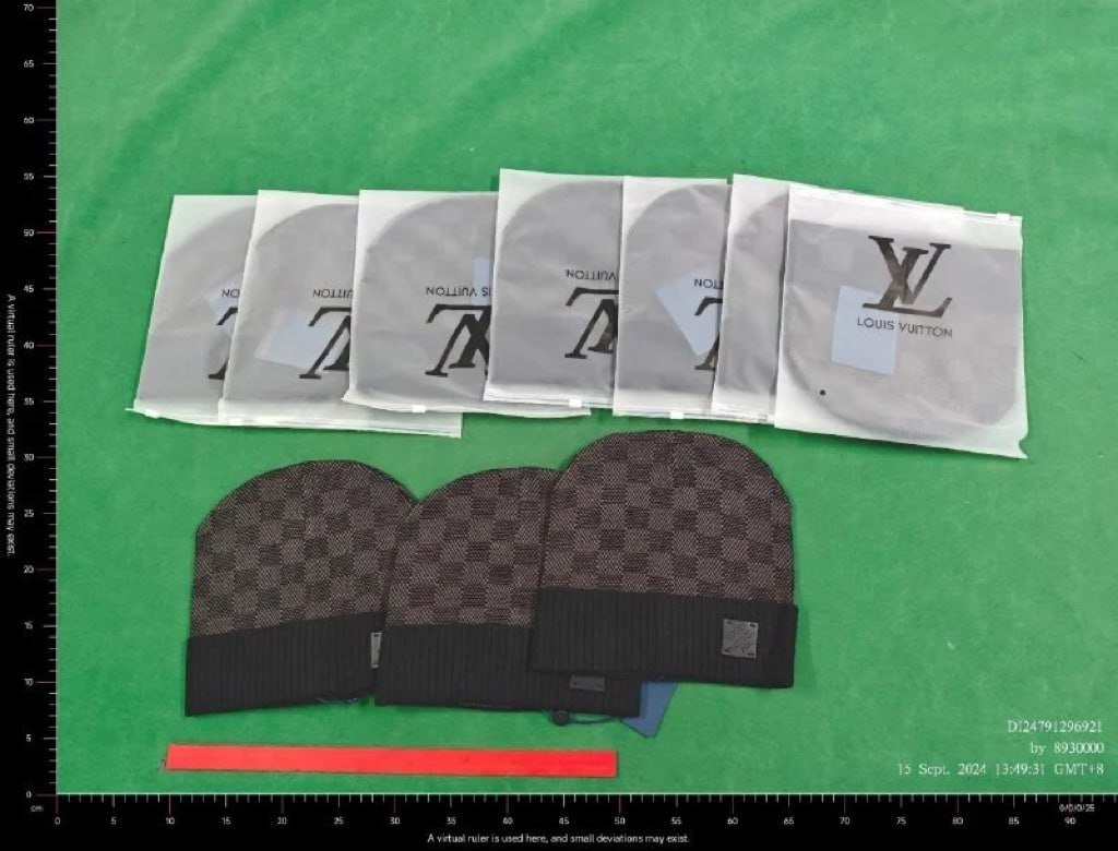 LV Beanieknitted hatLouis Vuitton Scarf Set