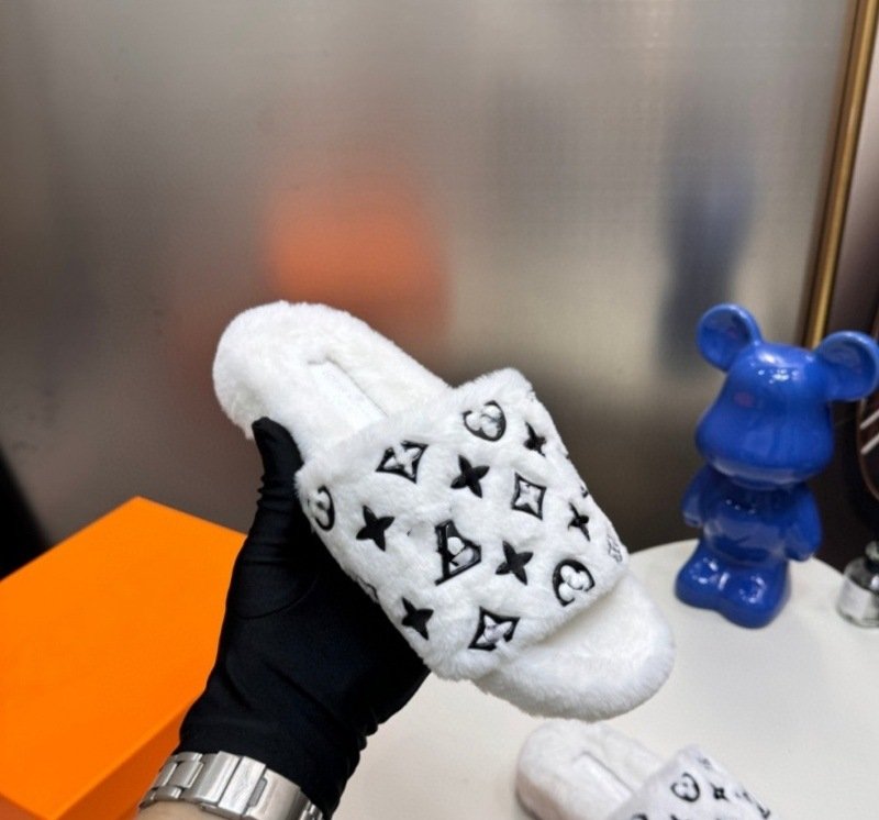 LV  fluffy slippers