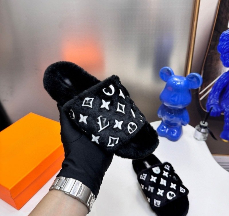 LV  fluffy slippers