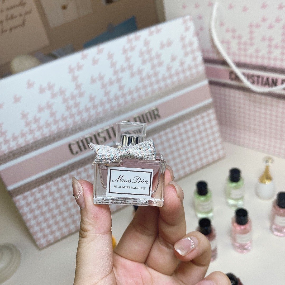 Dior Pink Bomb Perfume Sample Set (16 pieces)