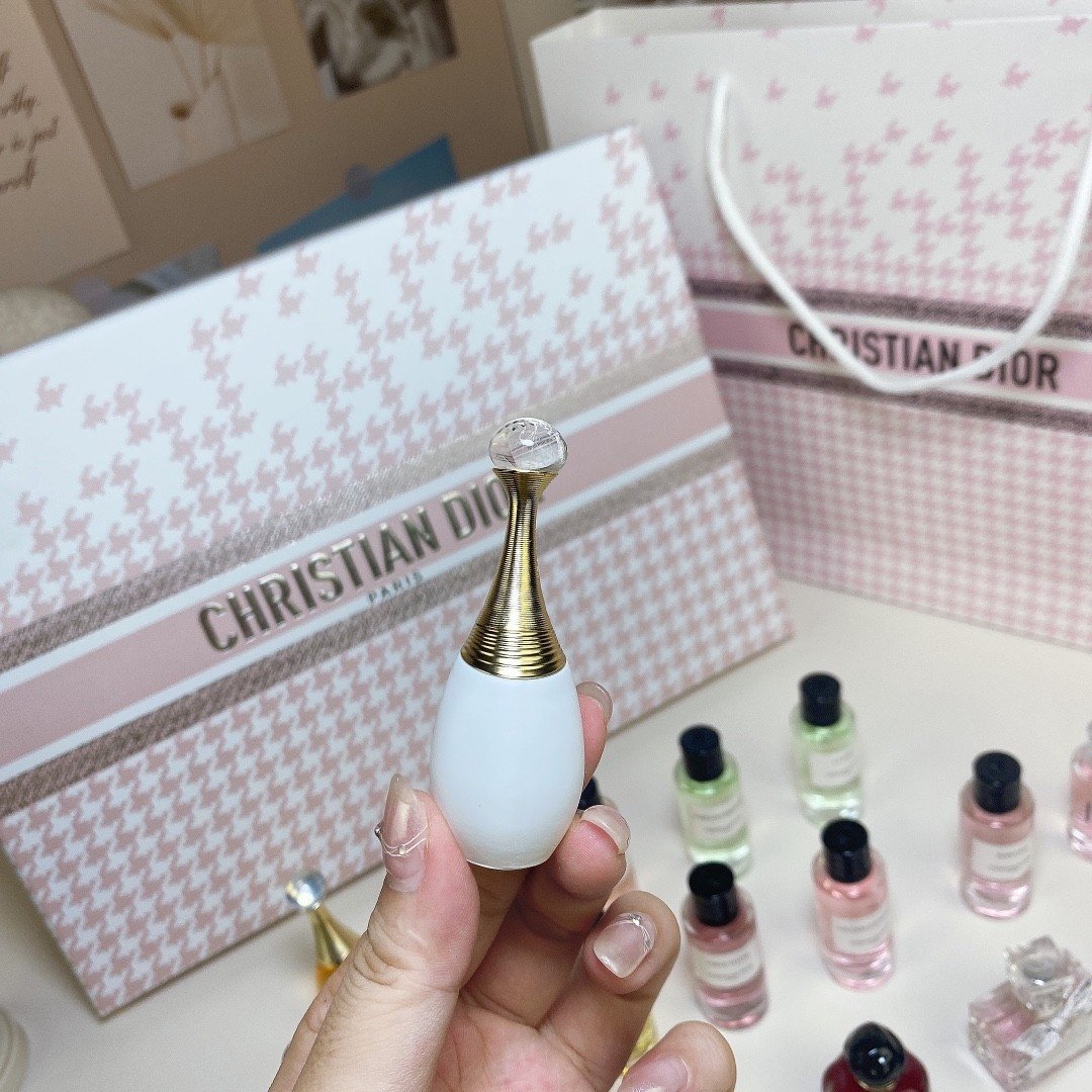 Dior Pink Bomb Perfume Sample Set (16 pieces)