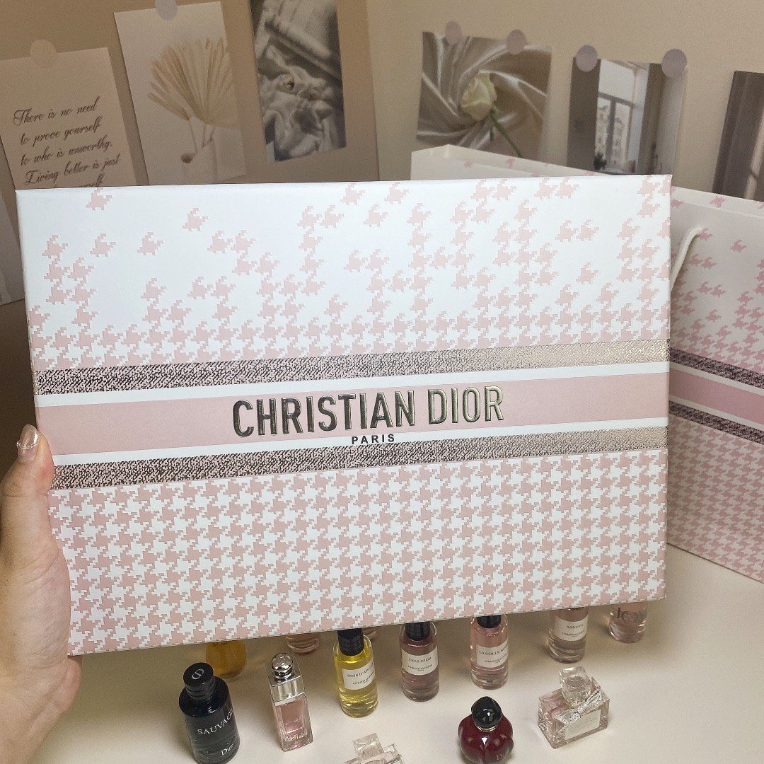 Dior Pink Bomb Perfume Sample Set (16 pieces)