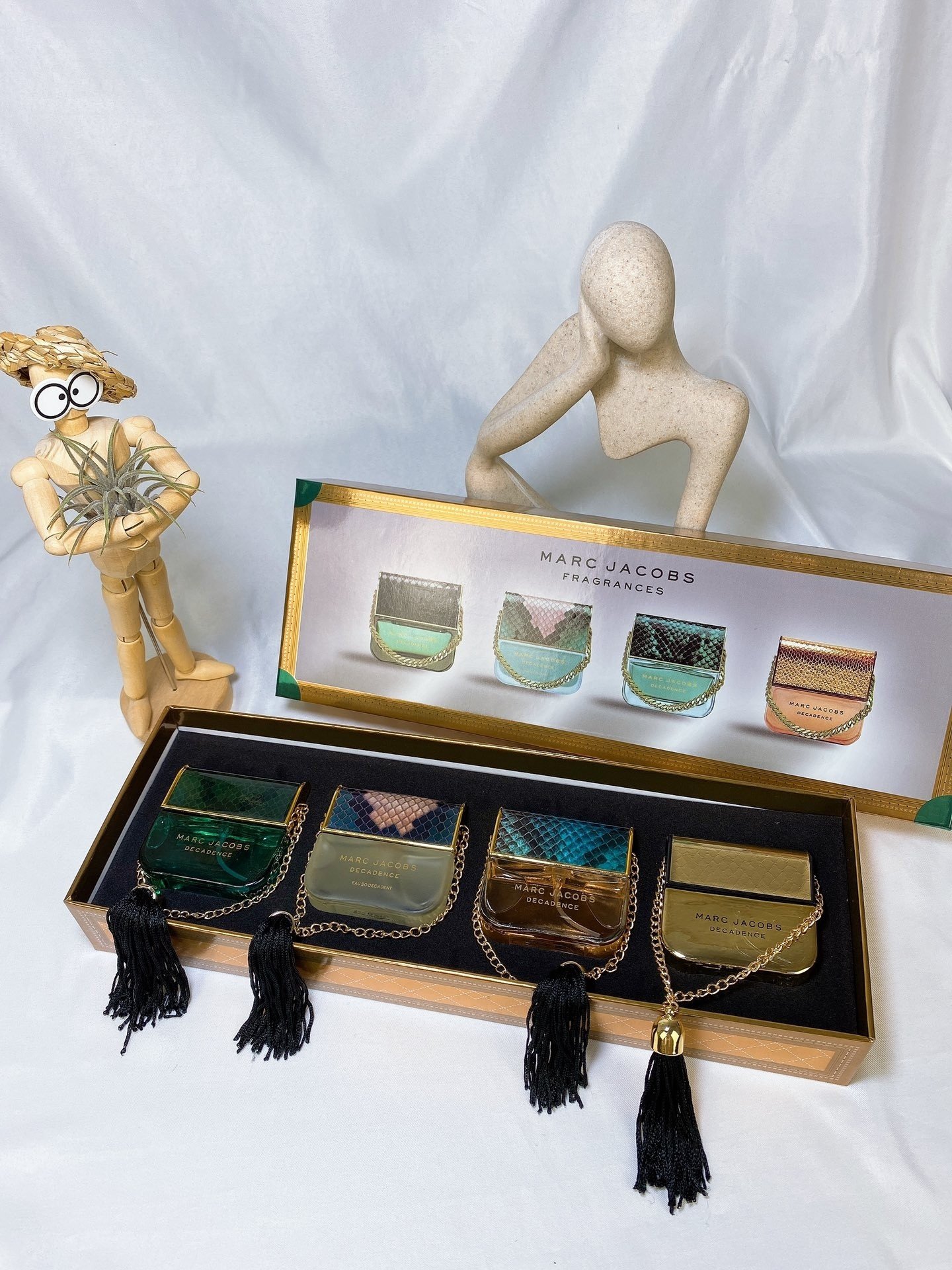 Mark Mojer sample perfume set (30ml x 4), with spray nozzle, includes: Blue Daisy Dream, Yellow Daisy, Elegant Handbag, and Pink Daisy.