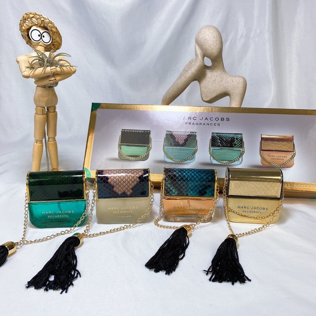 Mark Mojer sample perfume set (30ml x 4), with spray nozzle, includes: Blue Daisy Dream, Yellow Daisy, Elegant Handbag, and Pink Daisy.