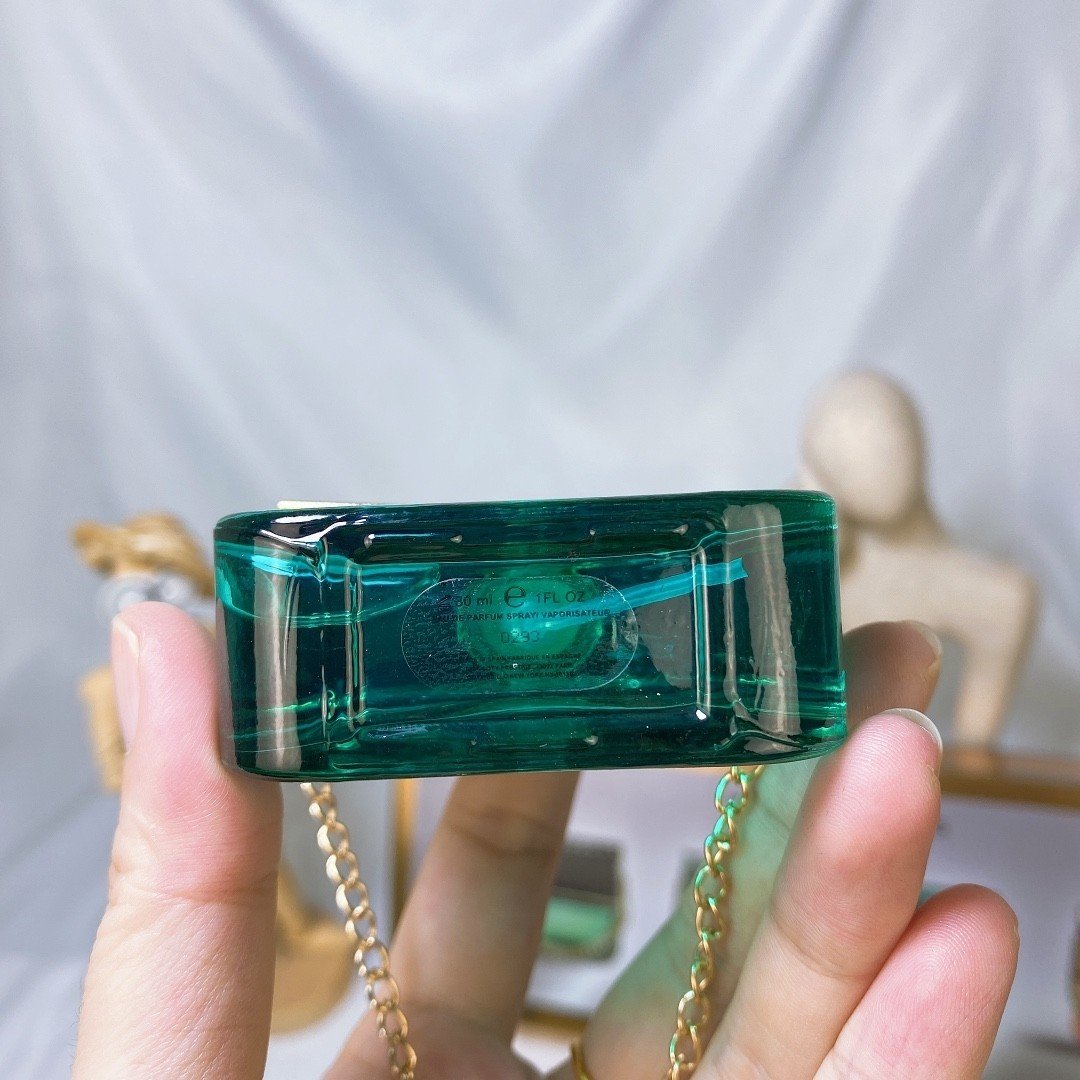 Mark Mojer sample perfume set (30ml x 4), with spray nozzle, includes: Blue Daisy Dream, Yellow Daisy, Elegant Handbag, and Pink Daisy.