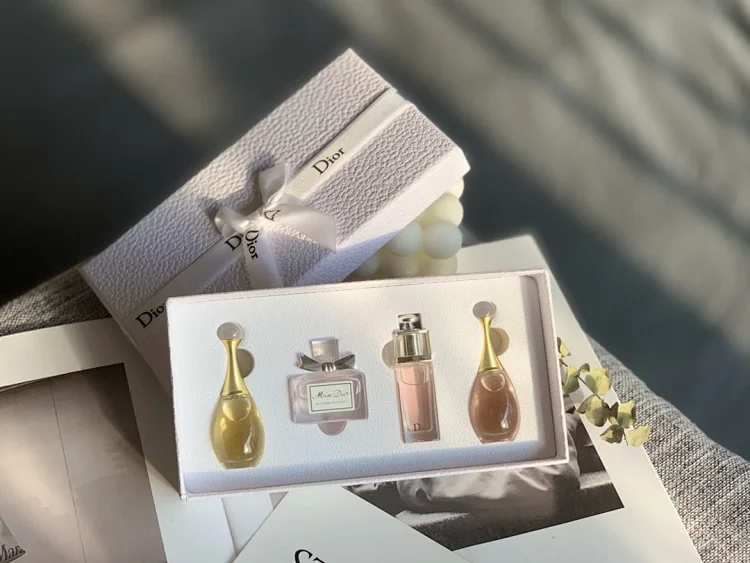 Dior white box perfu