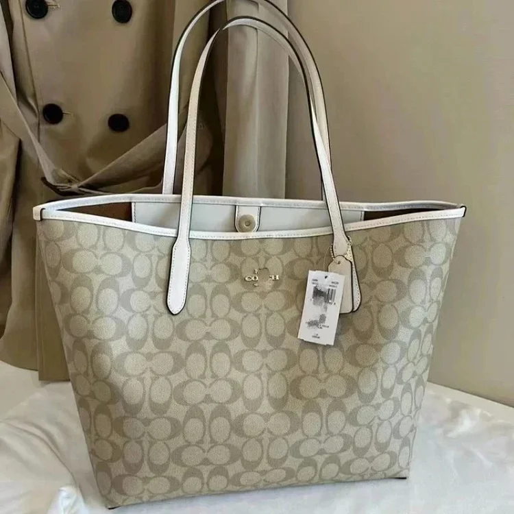  Coach  Shopping bag